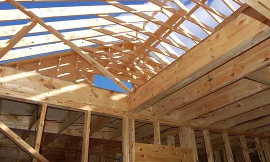 В зависимости от нагрузки каркасно-щитовой постройки используют разное сечение досок для потолка.