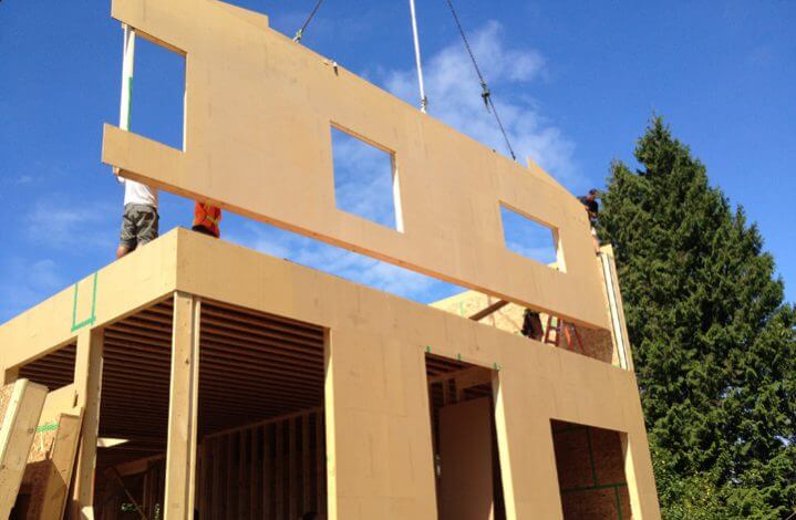 Технология строительства каркасно-панельных домов с помощью спецтехники на фото.