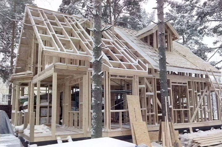 Завершение строительства зимой в лесу своими руками.