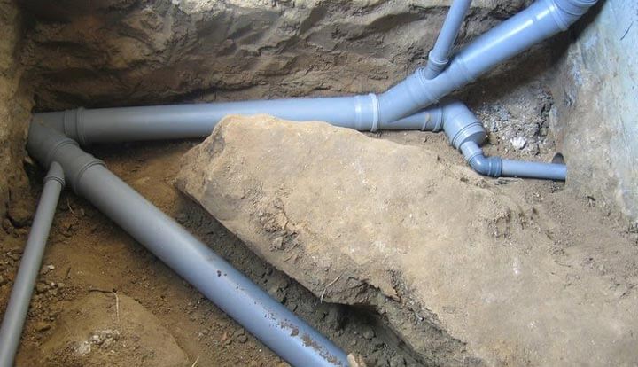 Делаем трубы водопровода наружи каркасного дома.